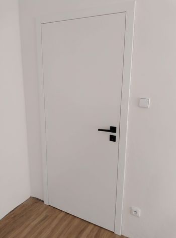 Bílé bezfalcové dveře Sapeli