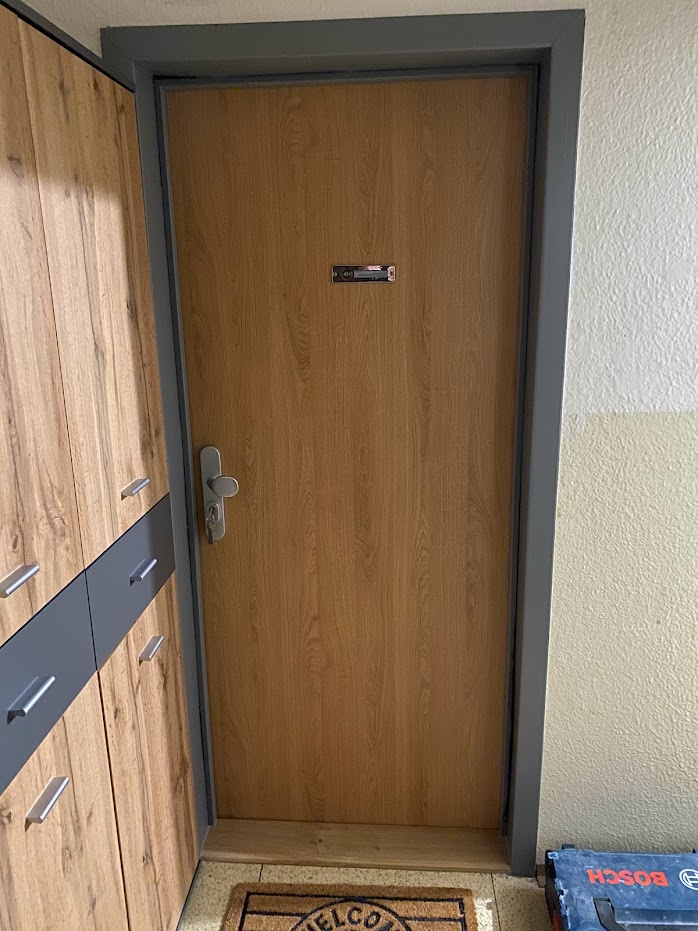 Montáž vchodových dveří o bytu